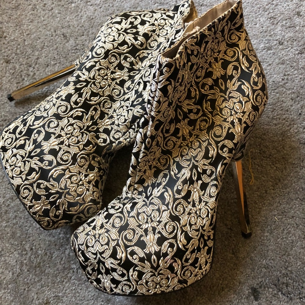 stiched designed never worn ankle booties
